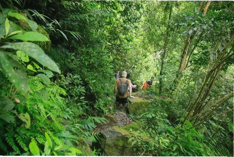 Du khách trekking vượt qua các tảng đá tại Suối Cửa Tử