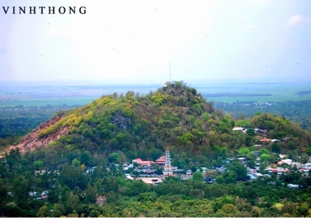 Du khách viếng thăm và leo lên núi Trà Sư