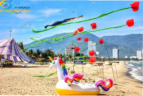 Du khách vui chơi sôi nổi tại Công viên phao nổi Đà Nẵng