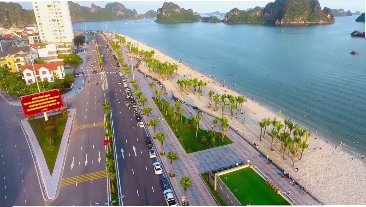 Du khách vui chơi tại Bãi tắm Hòn Gai