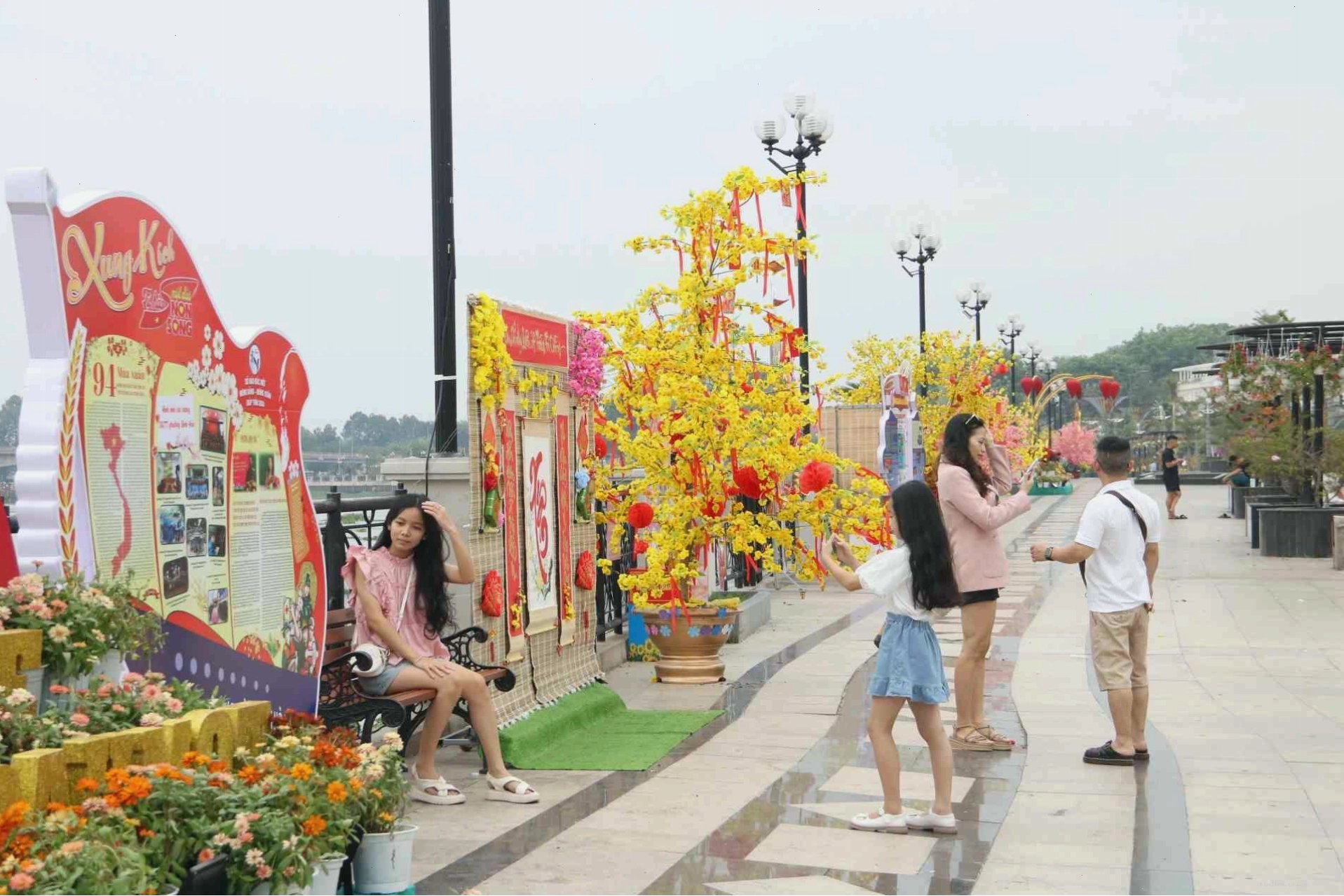 Du khách vui chơi tại công viên Bạch Đằng Bình Dương