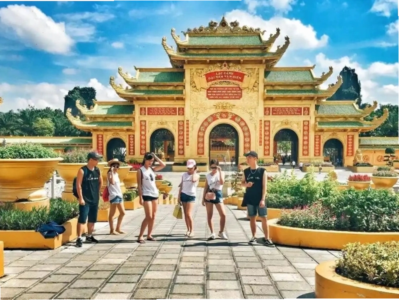 Du khách vui chơi tại Công viên Nước Đại Nam vào một ngày nắng đẹp