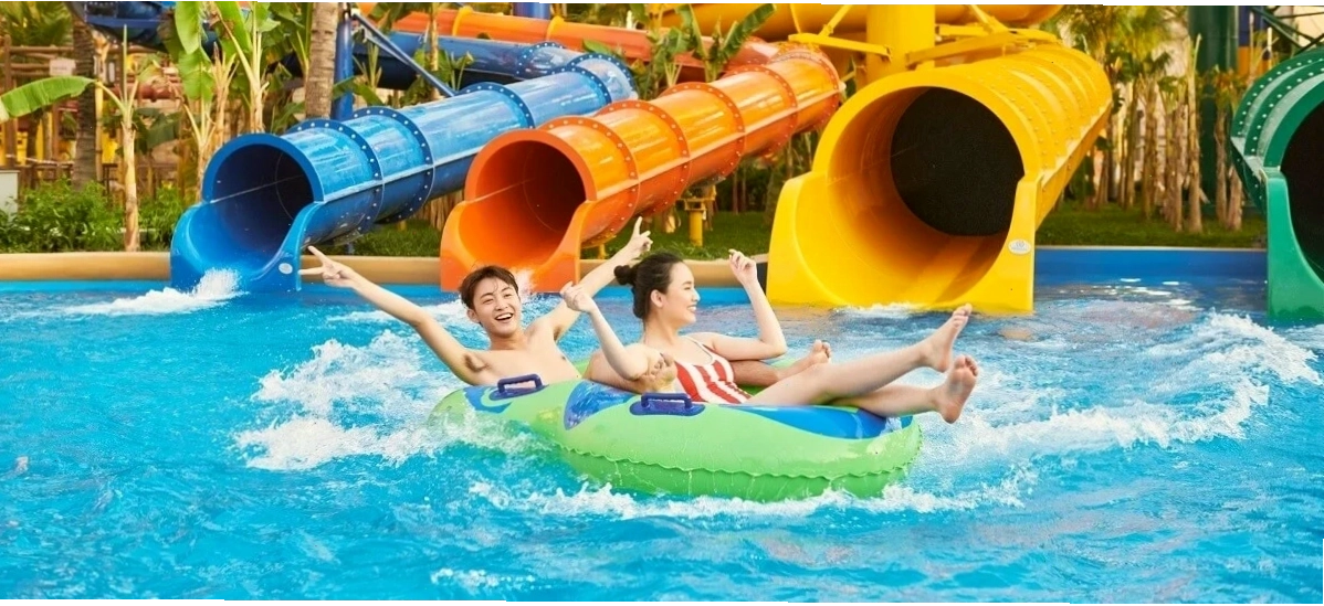 Du khách vui chơi tại công viên nước Đầm Sen