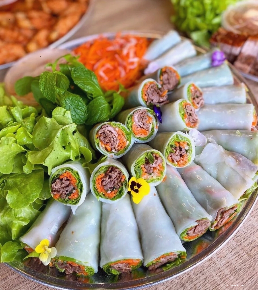 Du khách vui chơi tại Công viên Thủ Lệ