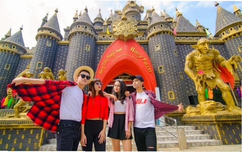 Du khách vui chơi tại Suối Tiên
