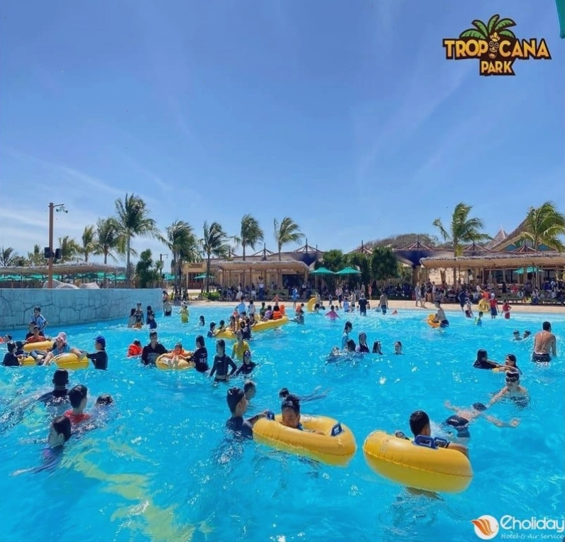 Du khách vui chơi tại Tropicana Park Hồ Tràm