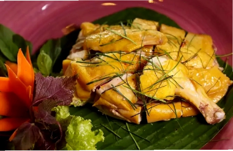 Du khách vui đùa dưới làn nước trong xanh của Thác Mơ