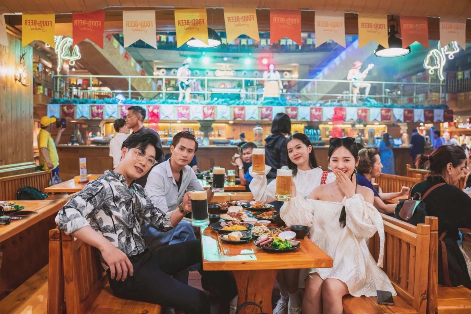 Du khách vui vẻ tại Beer Plaza