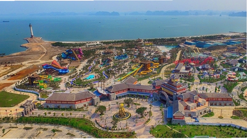 Du khách vui vẻ trải nghiệm các trò chơi tại Công viên Rồng