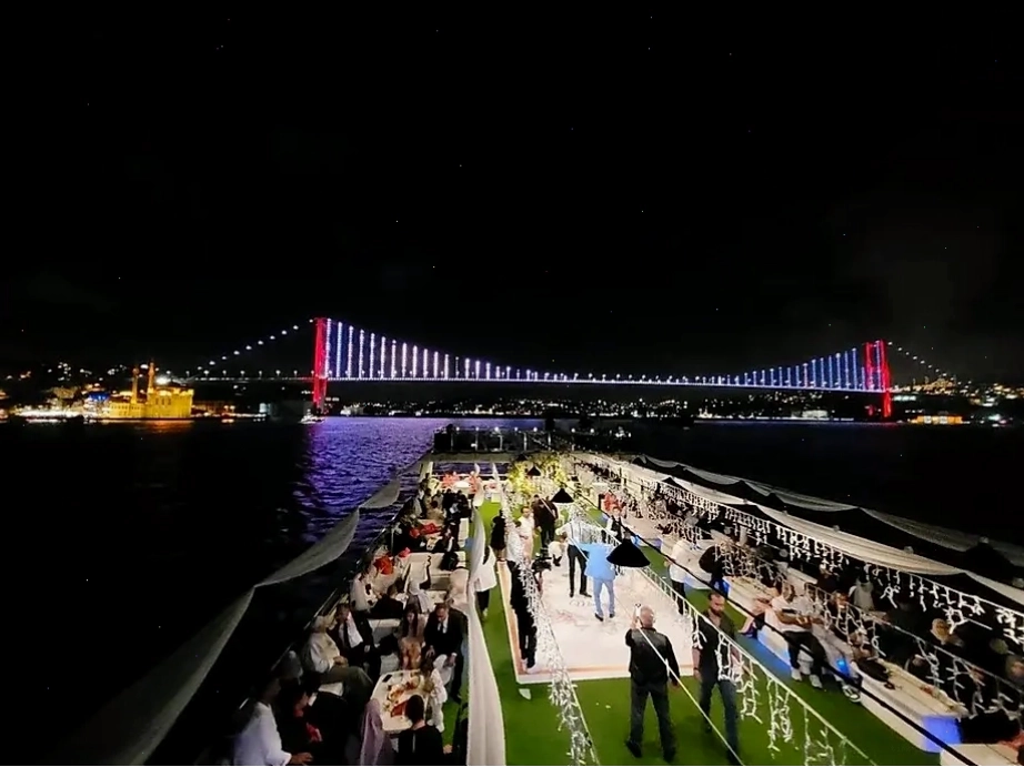 Du thuyền Bosphorus về đêm lung linh ánh đèn