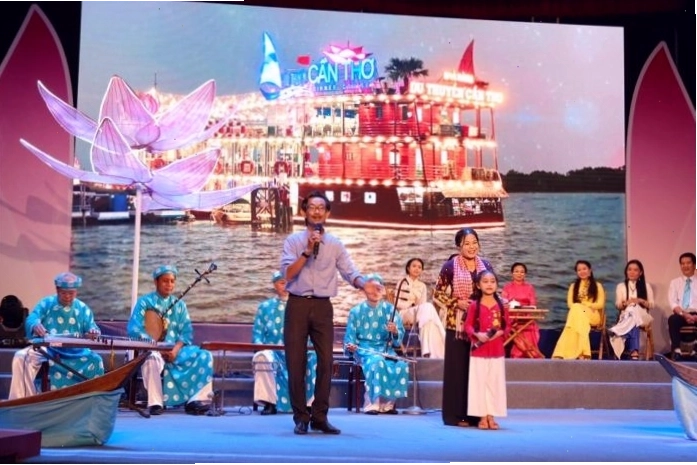 Du thuyền Cần Thơ về đêm