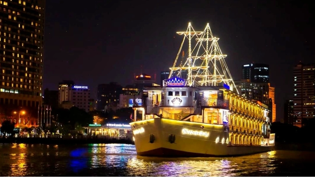 Du thuyền Indochina Queen lung linh về đêm trên sông Sài Gòn