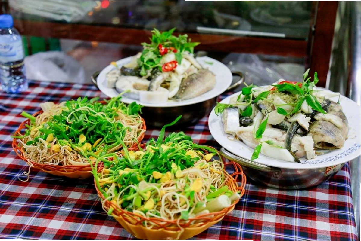 Du thuyền neo đậu về đêm