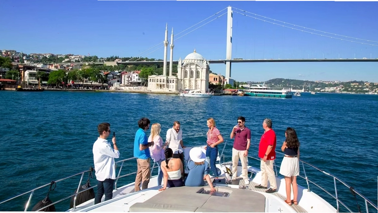 Du thuyền ngắm cảnh ban ngày trên eo biển Bosphorus