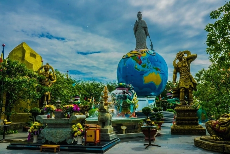 Du thuyền Tứ Linh tại Suối Tiên