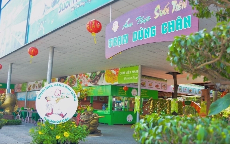 Du thuyền Tứ Linh trên sông