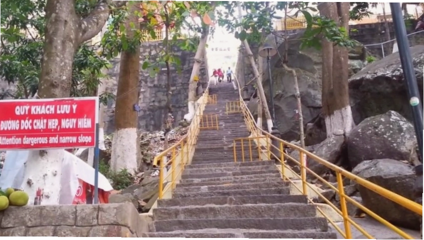 Đường chùa lên núi Bà Đen đã được bê tông hóa