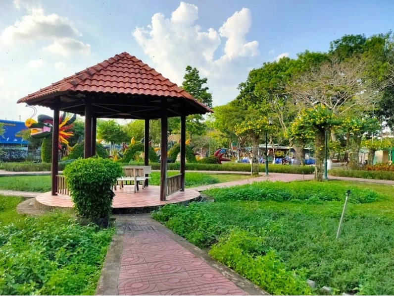 Đường dạo bộ rợp bóng cây xanh mát tại Công viên Sa Đéc