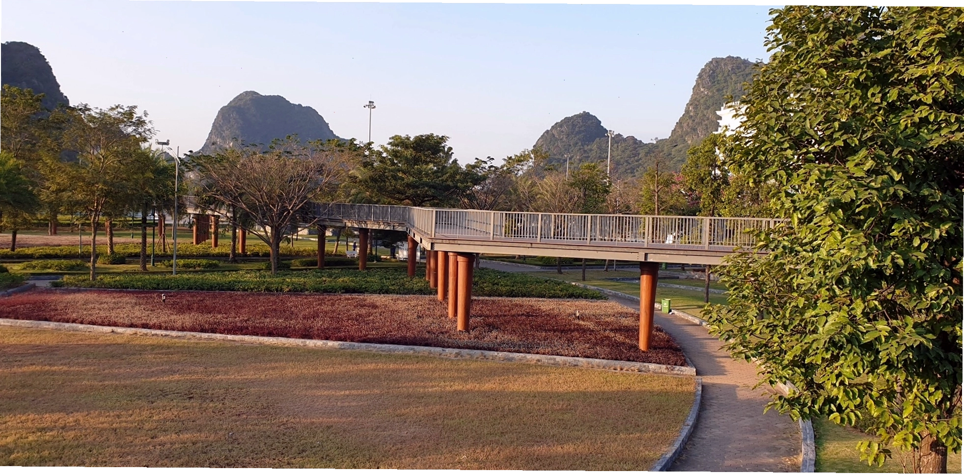 Đường đi bộ trên cao trong công viên Lán Bè, Hạ Long