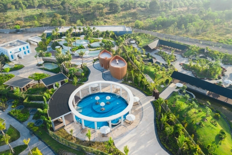 Đường đi bộ ven hồ tại resort