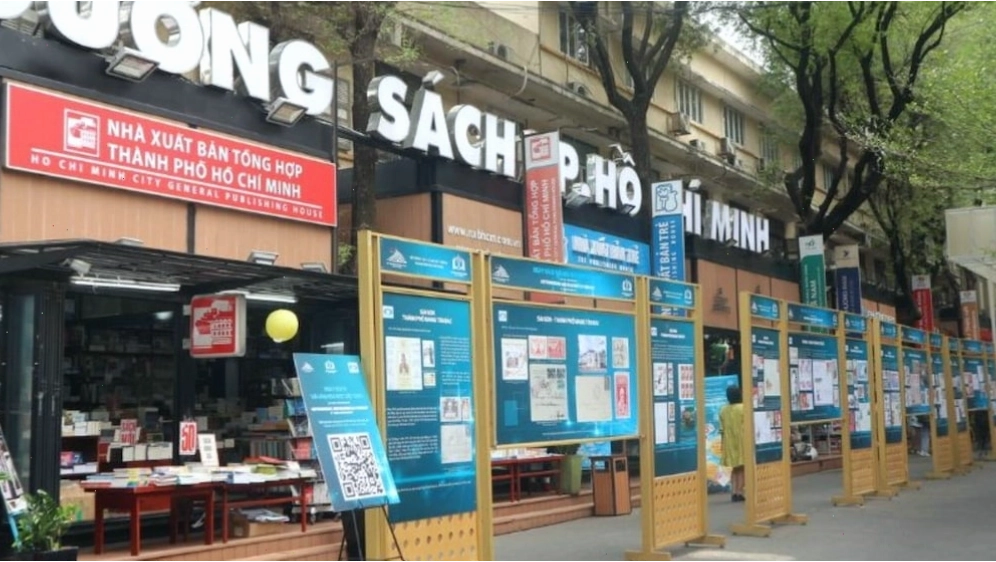 Đường sách Nguyễn Văn Bình gần Nhà thờ Đức Bà
