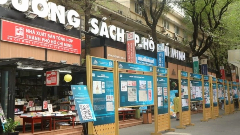 Đường sách Nguyễn Văn Bình nằm ngay bên cạnh Nhà thờ Đức Bà
