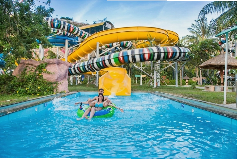 Đường trượt mạo hiểm tại công viên nước Vinpearl Nha Trang