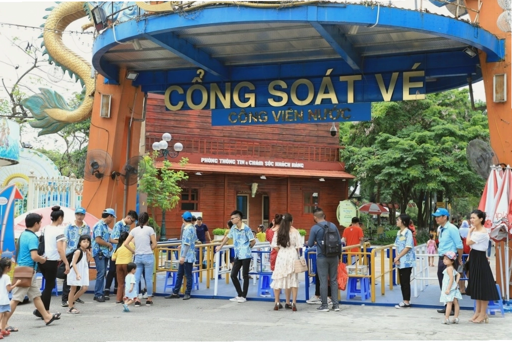 Đường trượt nước cao và uốn lượn tại Công viên Nước Hồ Tây