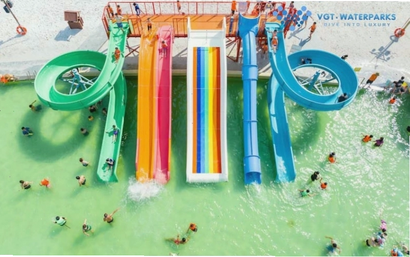 Đường trượt nước đầy màu sắc tại VinWonders Water Park Ocean Park 2