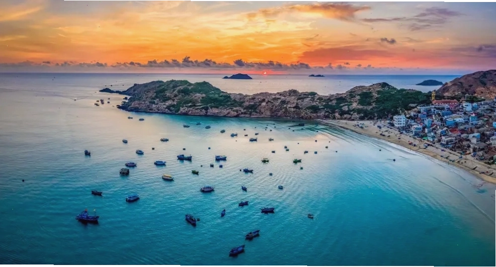 Eo Gió Quy Nhơn nhìn từ trên cao với vách đá hùng vĩ và biển xanh biếc