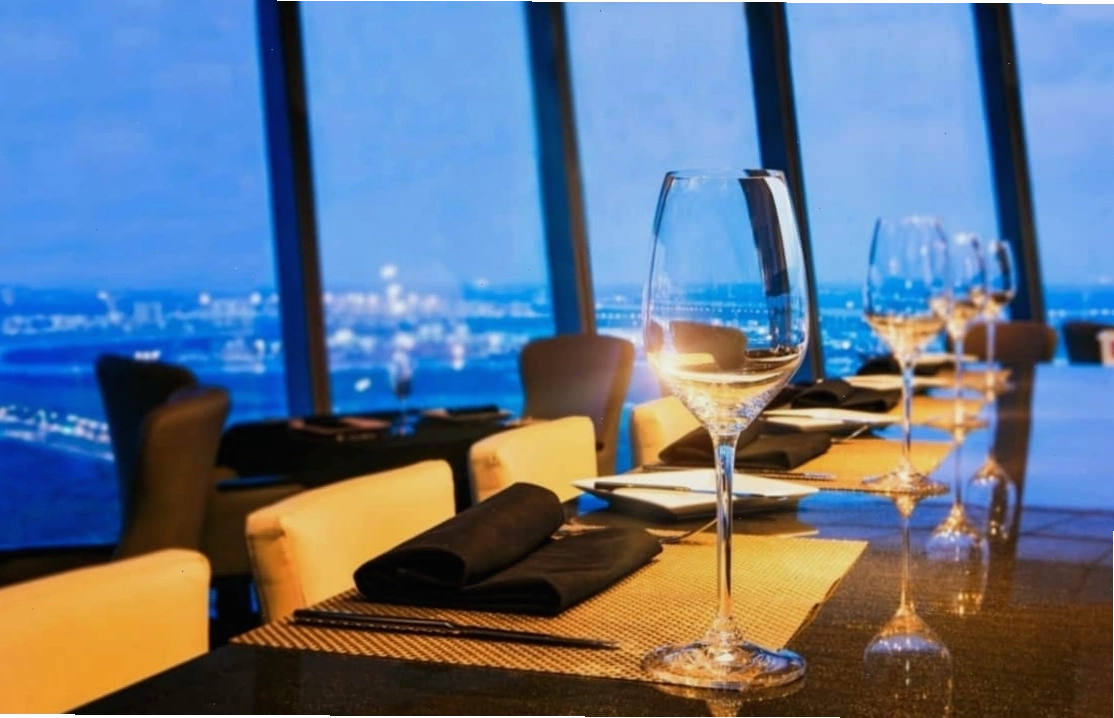 EON51 Cafe tại Bitexco với view thành phố về đêm