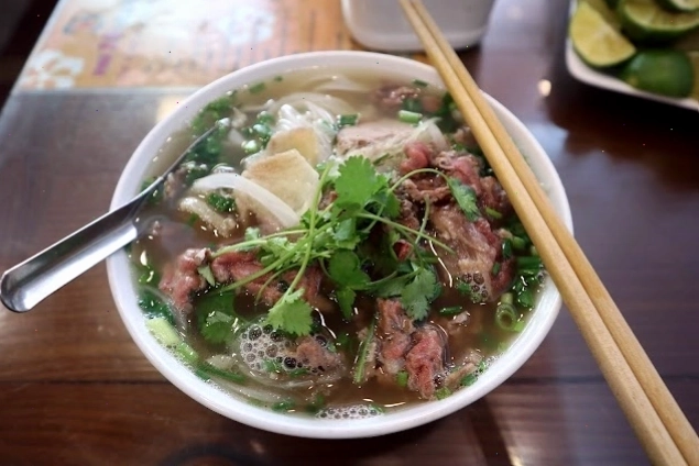F Cafe buổi tối với ánh đèn lung linh