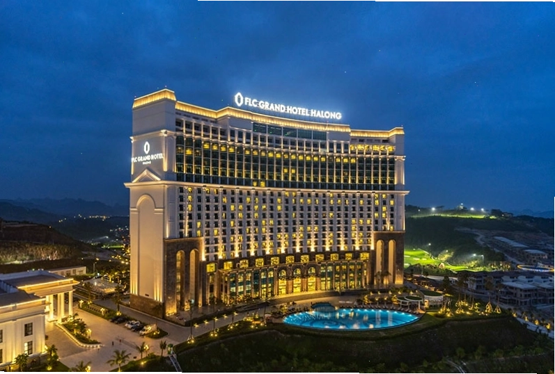 FLC Grand Hotel & Resort Hạ Long nhìn từ trên cao xuống vịnh