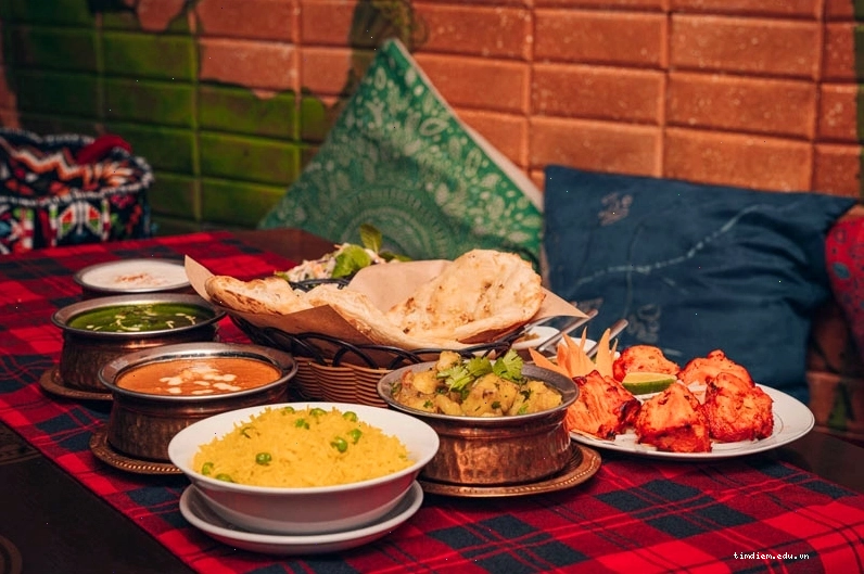 Foodshop 45 - Indian Cuisine với không gian mở nhìn ra hồ Trúc Bạch