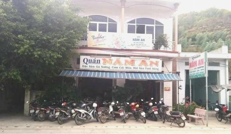 Gà nướng Năm An Sông Cầu với lớp da giòn rụm