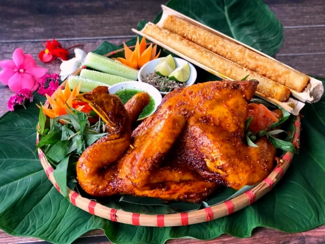 Gà nướng than hoa thơm lừng, món ăn đặc sản tại Suối Mỏ Mắm