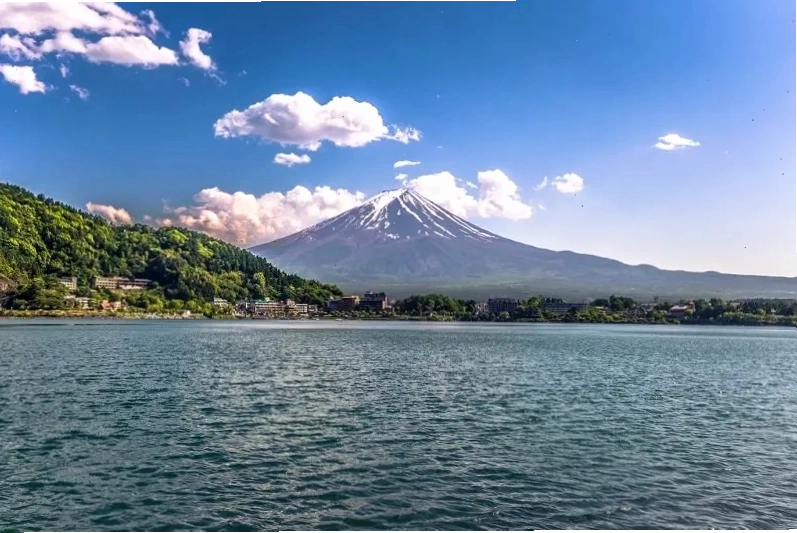 Ga tàu điện Shinkansen hiện đại tại Nhật Bản