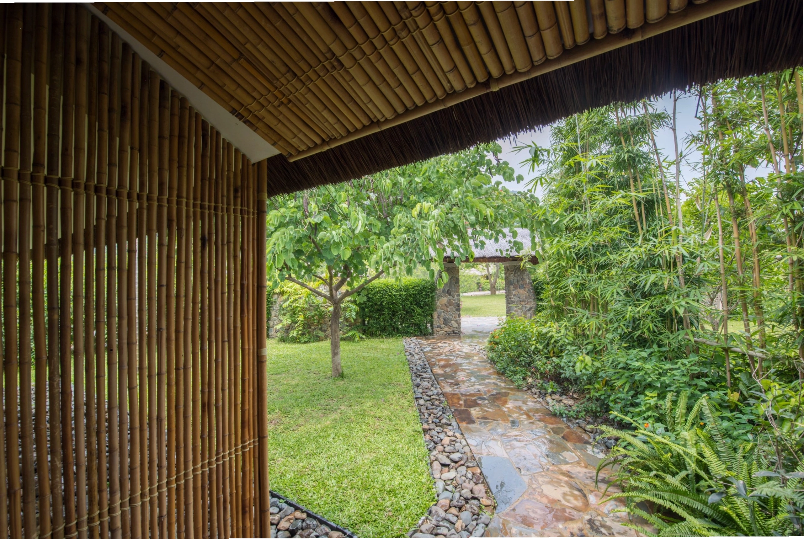 Garden Villa tại Serena Resort Kim Bôi với tầm nhìn ra khu vườn xanh mát