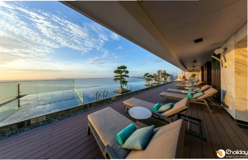 Ghe tắm nắng và view biển tại Khách sạn Hilton Garden Inn Da Nang