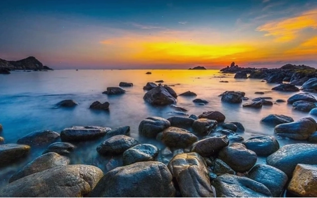 Ghềnh Ráng Tiên Sa với những khối đá độc đáo bên bờ biển
