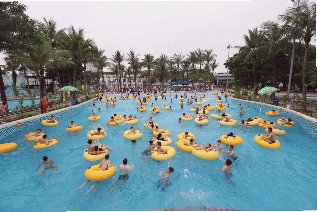 Gia đình cùng nhau vui chơi trên sông lười tại Công viên Nước Hồ Tây