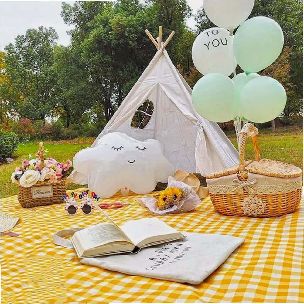 Gia đình đang tận hưởng buổi dã ngoại vui vẻ tại công viên Cầu Giấy.