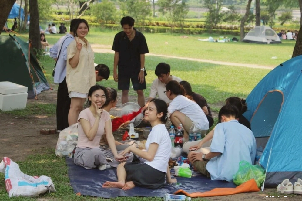 Gia đình picnic tại Công Viên Thống Nhất