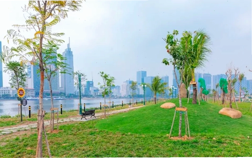 Gia đình picnic trên bãi cỏ xanh mướt tại Công viên bờ sông Thủ Đức