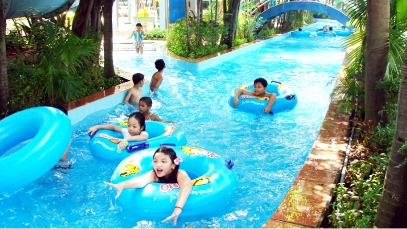 Gia đình vui chơi cùng nhau tại khu vực nước của Đầm Sen Nước