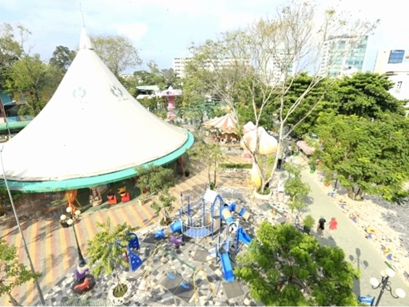 Gia đình vui chơi tại Công viên Lê Thị Riêng