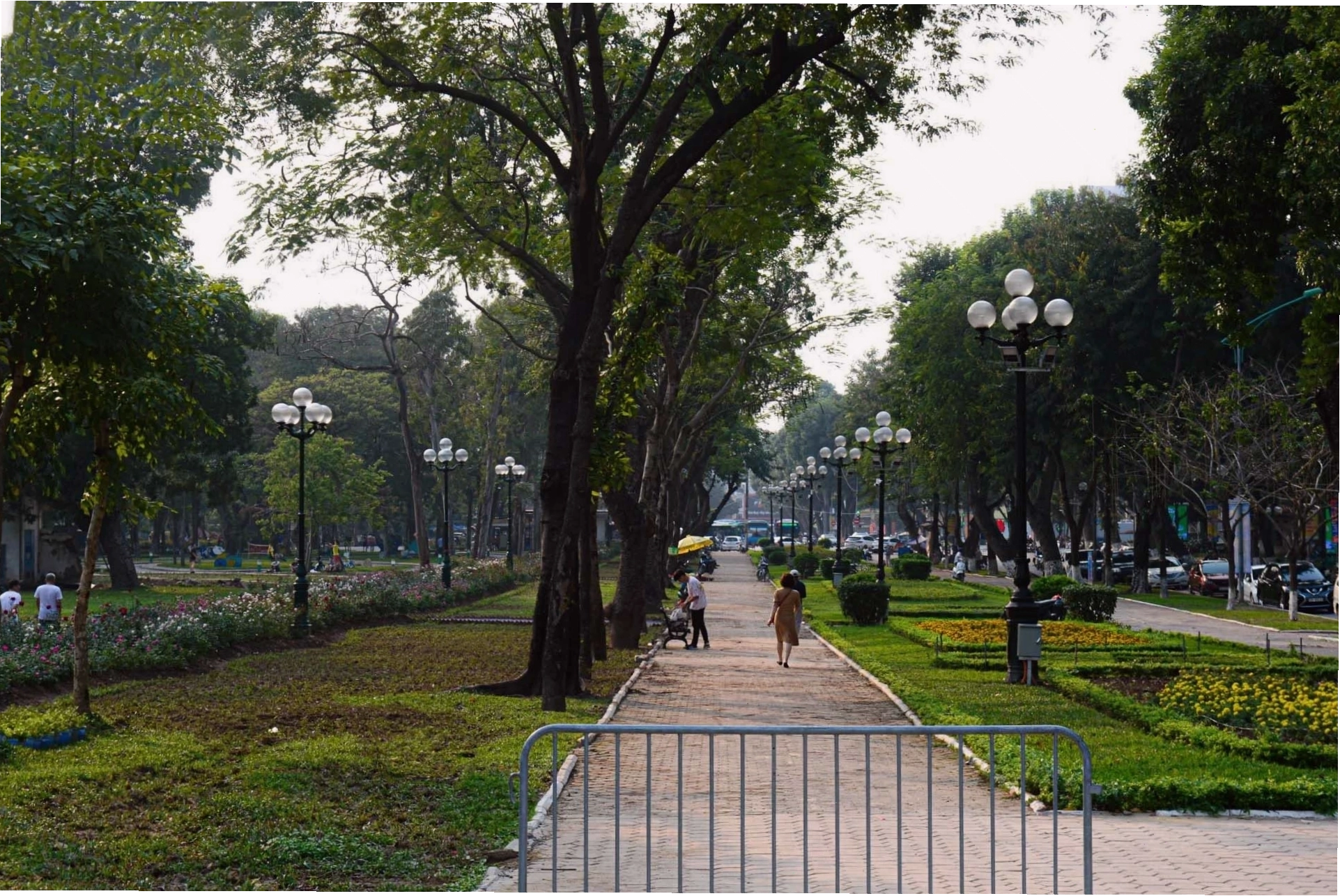 Gia đình vui chơi tại Công viên Thống Nhất