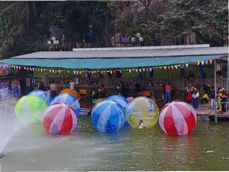 Gia đình vui chơi tại Công viên Thủ Lệ