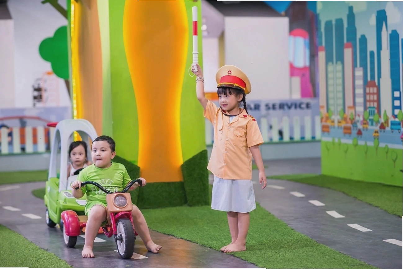 Gia đình vui chơi tại công viên Thủ Lệ