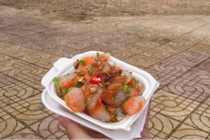 Gia đình vui chơi tại khu vực bãi biển Công viên Đồi Dương